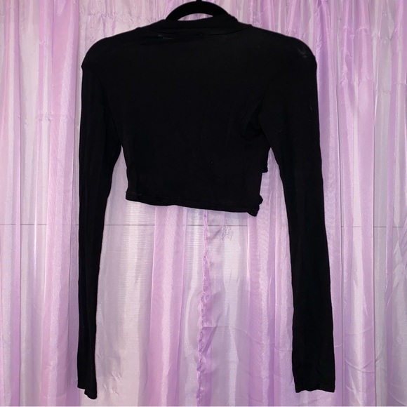 PrettyLittleThing Black Mock Neck Long Sleeve Crop Top with Hip Slits - Picture 3 of 4